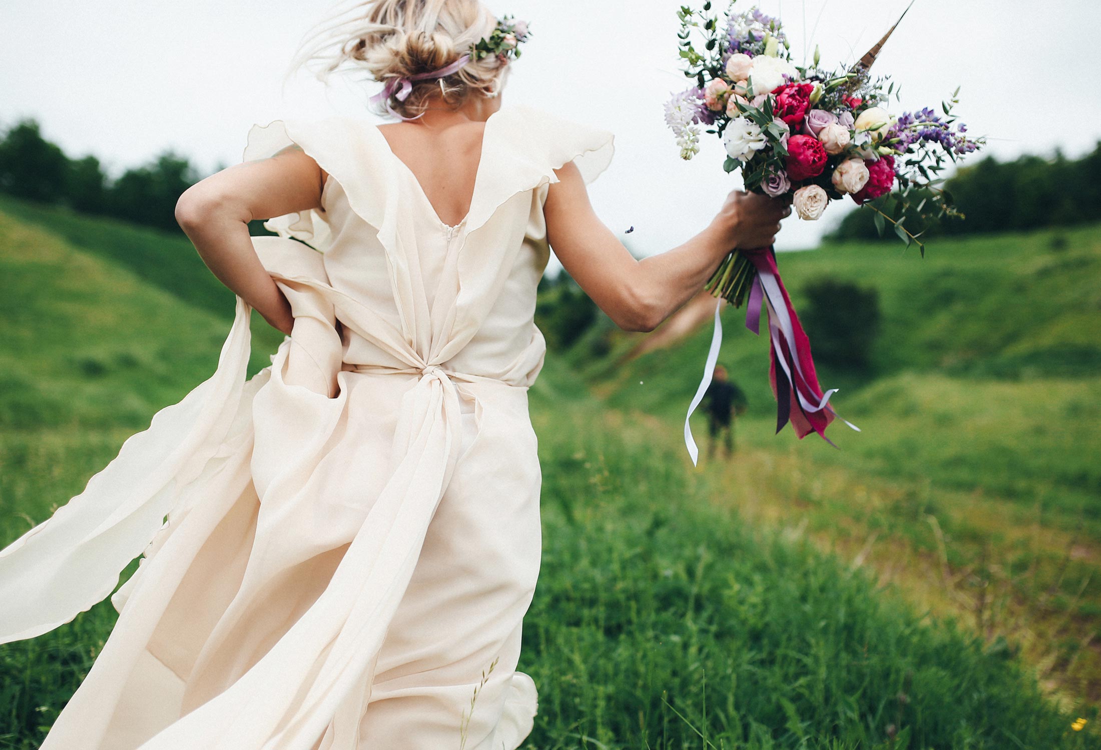 Сбежавший цветок. Невеста бежит. Невеста бежит в платье. Невеста сбежала со свадьбы. Фото бегущей невесты.