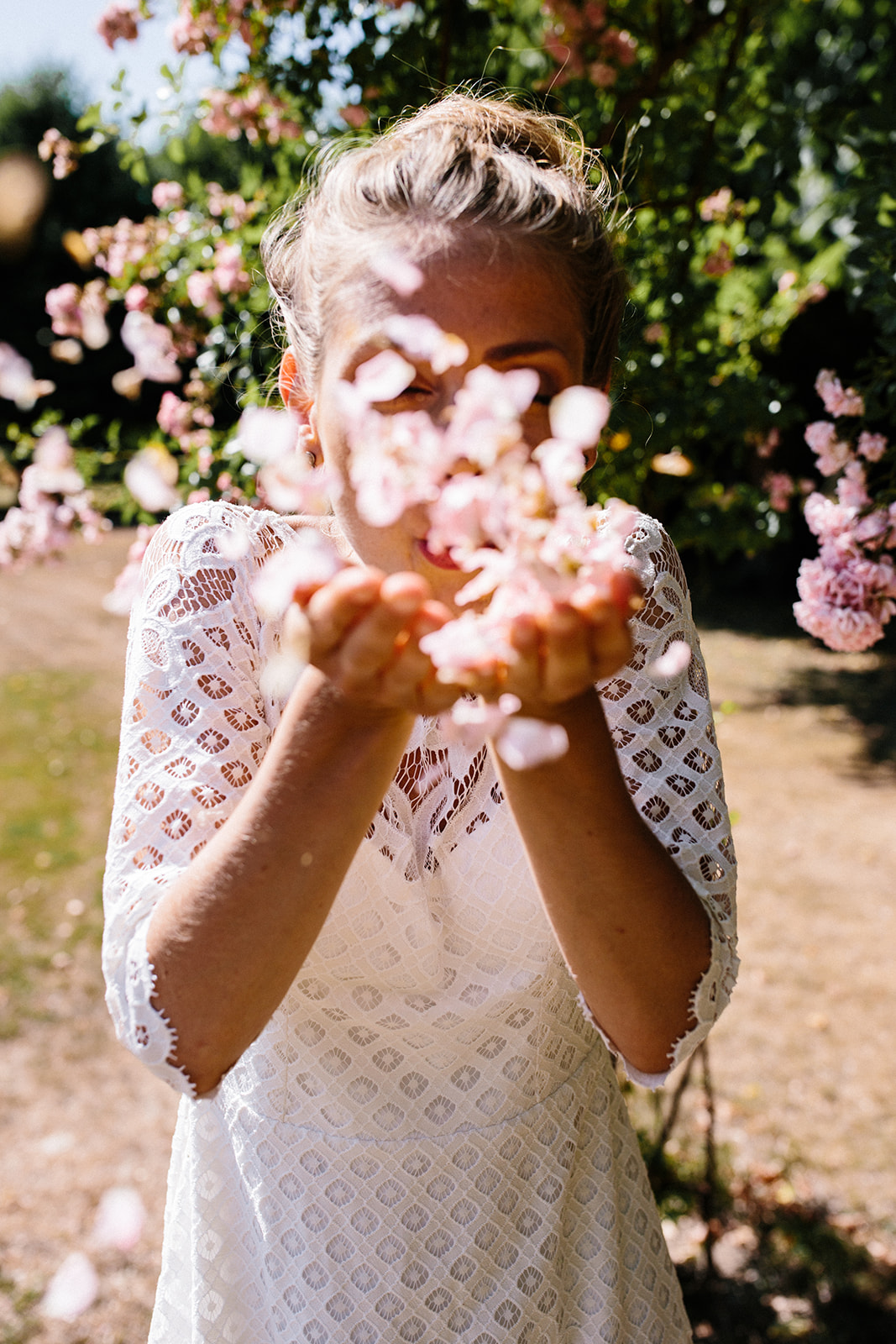 brudehår bytinajakobsen, rosenholm og Say oui brydekjoler og camilla-kirk-photography